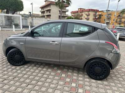 Lancia Ypsilon 5 porte S&S Hybrid Ecochic Silver Grigio usata Sant'Anastasia