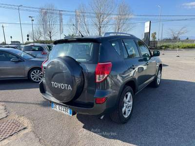 Toyota RAV4 RAV4 2.2 d-4d Luxury 136cv Grigio usata Latina