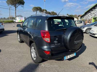 Toyota RAV4 RAV4 2.2 d-4d Luxury 136cv Grigio usata Latina