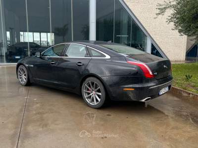 Jaguar XJ V6 Premium Luxury Nero usata Gela