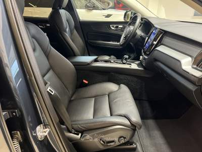 Volvo XC60 XC60 B4 (d) AWD automatico Plus Dark Blu/Azzurro usata Forlì