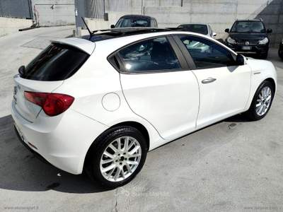 Alfa Romeo Giulietta Giulietta 1.6 JTDm-2 105 CV Distinctive TETTO APRIBILE Bianco usata Ascoli Satriano