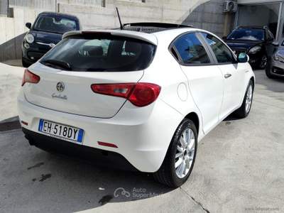 Alfa Romeo Giulietta Giulietta 1.6 JTDm-2 105 CV Distinctive TETTO APRIBILE Bianco usata Ascoli Satriano