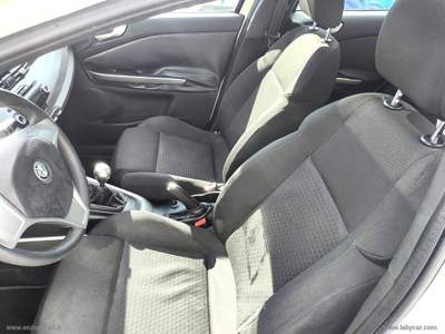 Alfa Romeo Giulietta Giulietta 1.6 JTDm-2 105 CV Distinctive TETTO APRIBILE Bianco usata Ascoli Satriano
