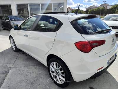 Alfa Romeo Giulietta Giulietta 1.6 JTDm-2 105 CV Distinctive TETTO APRIBILE Bianco usata Ascoli Satriano