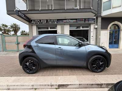 Toyota Aygo X 1.0 VVT-i 72 CV 5 porte Lounge Blu/Azzurro usata Andria