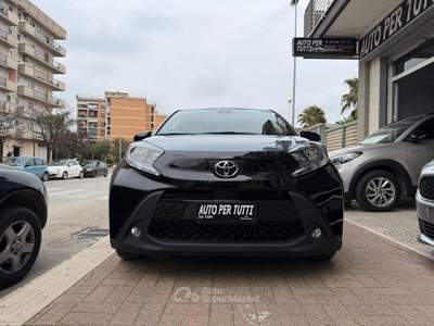 Toyota Aygo X 1.0 VVT-i 72 CV 5 porte Lounge Blu/Azzurro usata Andria