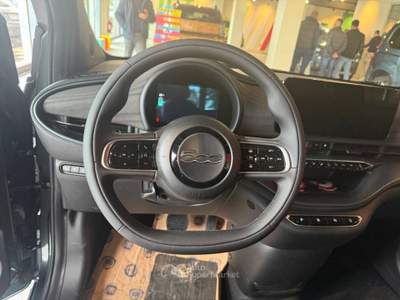 Fiat 500 500e Berlina 42 kWh Giorgio Armani Verde usata RENDE