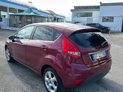 Ford Fiesta 5 porte Bz.- GPL Titanium Rosso usata Monopoli