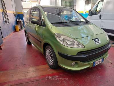 Peugeot 1007 1007 1.6 16v Trendy 2tronic Verde usata Nova Milanese