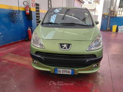 Peugeot 1007 1007 1.6 16v Trendy 2tronic Verde usata Nova Milanese