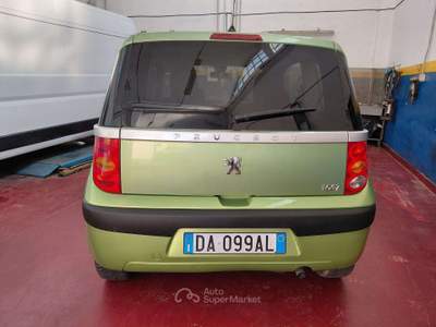 Peugeot 1007 1007 1.6 16v Trendy 2tronic Verde usata Nova Milanese