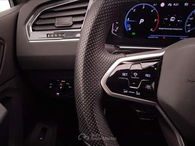 Volkswagen Tiguan 2.0 TDI SCR R-Line 4Motion DSG Bianco usata Lucca