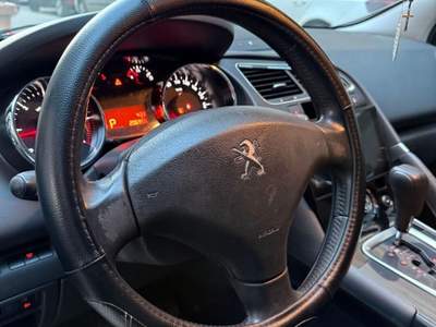 Peugeot 3008 2016 **CAMBIO AUTOMATICO** Nero usata Bari