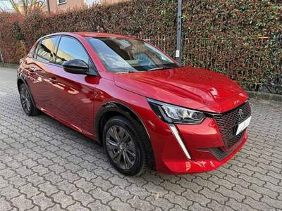 Peugeot 208 e Allure Pack 100kW TELECAMERA CARPLAY IVA ESPOSTA Rosso usata Monza