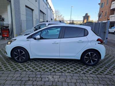Peugeot 208 208 I 2015 5p 1.2 puretech Signature s Bianco usata Cesano Maderno