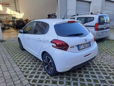 Peugeot 208 208 I 2015 5p 1.2 puretech Signature s Bianco usata Cesano Maderno