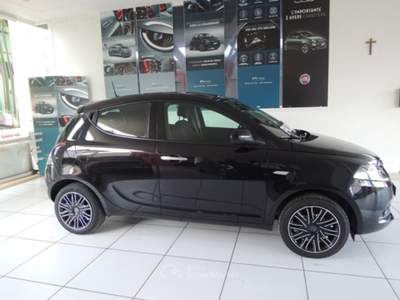 Lancia Ypsilon 1.0 FireFly 5 porte S&S Hybrid Gold Nero usata Venezia