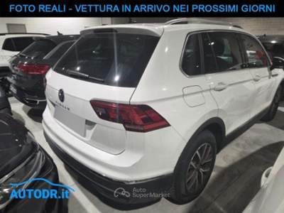 Volkswagen Tiguan 2.0 TDI 150CV DSG Life Carplay, AmbientPack, ACC Bianco usata Monte San Giusto