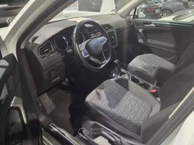 Volkswagen Tiguan 2.0 TDI 150CV DSG Life Carplay, AmbientPack, ACC Bianco usata Monte San Giusto
