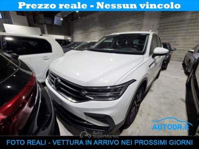 Volkswagen Tiguan 2.0 TDI 150CV DSG Life Carplay, AmbientPack, ACC Bianco usata Monte San Giusto