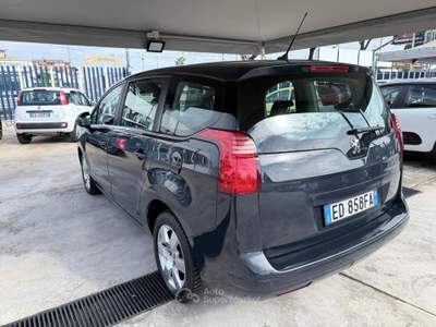 Peugeot 5008 cambio robotizzato Tecno Blu/Azzurro usata Giugliano in Campania
