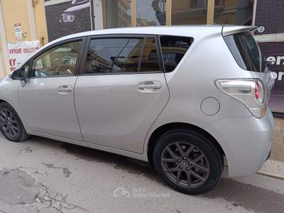 Toyota Verso Style 110 CV TETTO CAMERA NAVI Grigio usata Corato