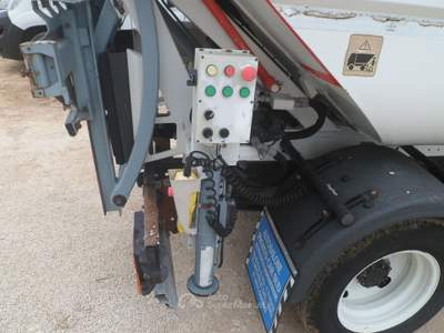 Isuzu NPR/NKR M21 compattatore Bianco usata San Michele Salentino