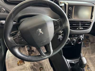 Peugeot 208 5 porte Active Bianco usata Giugliano in Campania