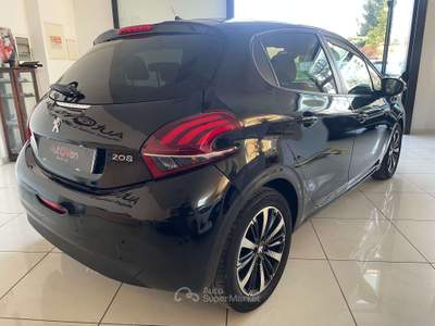 Peugeot 208 208 I 2015 5p 1.2 Signature s usata Lonate Pozzolo