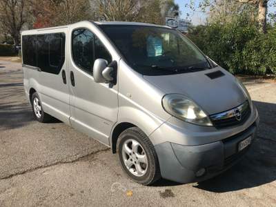 Opel Vivaro 8 posti Automatico Gancio Traino Grigio usata Ravenna
