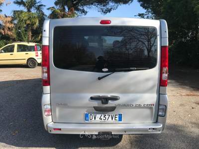 Opel Vivaro 8 posti Automatico Gancio Traino Grigio usata Ravenna