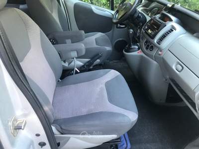 Opel Vivaro 8 posti Automatico Gancio Traino Grigio usata Ravenna