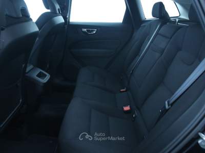 Volvo XC60 B4 D AWD Geartronic Momentum Pro Park assist camera Nero usata Feltre