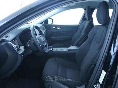 Volvo XC60 B4 D AWD Geartronic Momentum Pro Park assist camera Nero usata Feltre