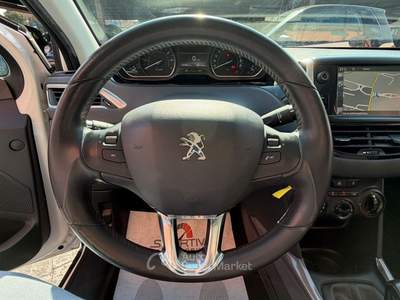 Peugeot 2008 DISTRIBUZIONE FATTA IN PEUGEOT FRIZIONE NUOVA ANTICIPO 2000 EURO RATA MENSILE 110,00 EURO 1.2 PureTech 82cv ETG5 S&S Active Bianco usata Roma