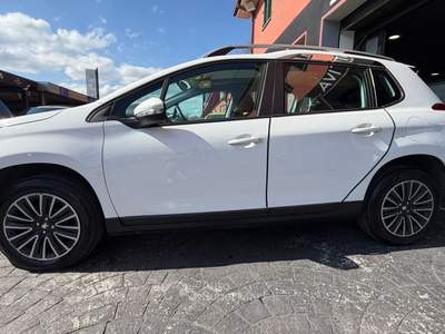 Peugeot 2008 DISTRIBUZIONE FATTA IN PEUGEOT FRIZIONE NUOVA ANTICIPO 2000 EURO RATA MENSILE 110,00 EURO 1.2 PureTech 82cv ETG5 S&S Active Bianco usata Roma