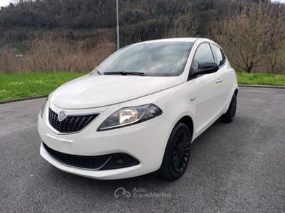 Lancia Ypsilon 1.0 FireFly 5 porte S&S Hybrid Silver Bianco usata Bagni di Lucca