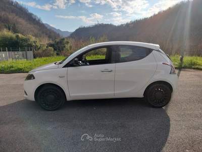 Lancia Ypsilon 1.0 FireFly 5 porte S&S Hybrid Silver Bianco usata Bagni di Lucca