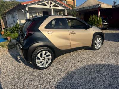 Toyota Aygo X 5 PORTE GARANTITA Beige usata Pomezia