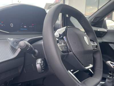 Peugeot 2008 Peugeot 208 1.2 PureTech 100 Allure Nero usata Mondragone