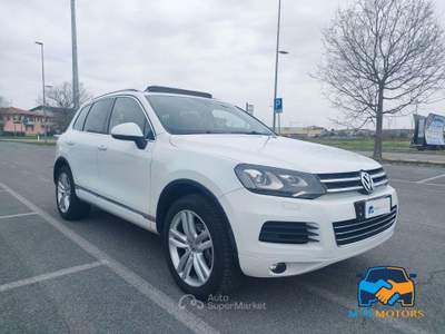 Volkswagen Touareg 3.0 V6 tdi 204cv tiptronic Bianco usata Rovato