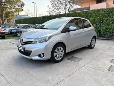 Toyota Yaris Yaris 1.0 69cv Lounge - Neopatentati Argento usata Seregno