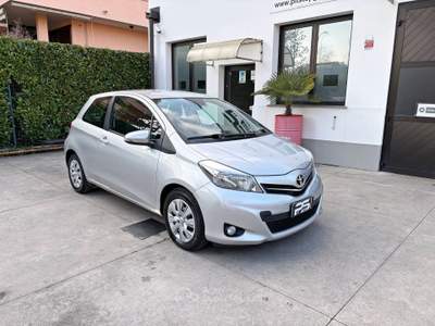Toyota Yaris Yaris 1.0 69cv Lounge - Neopatentati Argento usata Seregno