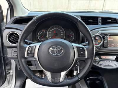 Toyota Yaris Yaris 1.0 69cv Lounge - Neopatentati Argento usata Seregno