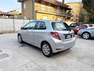 Toyota Yaris Yaris 1.0 69cv Lounge - Neopatentati Argento usata Seregno