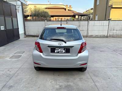 Toyota Yaris Yaris 1.0 69cv Lounge - Neopatentati Argento usata Seregno
