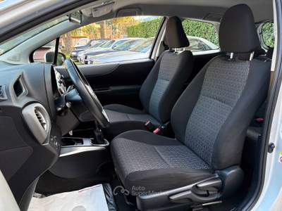 Toyota Yaris Yaris 1.0 69cv Lounge - Neopatentati Argento usata Seregno