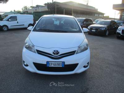 Toyota Yaris YARIS 1.0 5 PORTE EURO 5 **KM CERTIFICATI** Bianco usata Giugliano in Campania