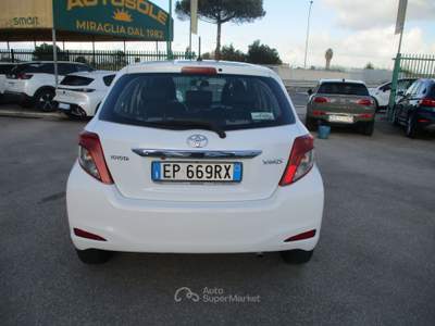 Toyota Yaris YARIS 1.0 5 PORTE EURO 5 **KM CERTIFICATI** Bianco usata Giugliano in Campania